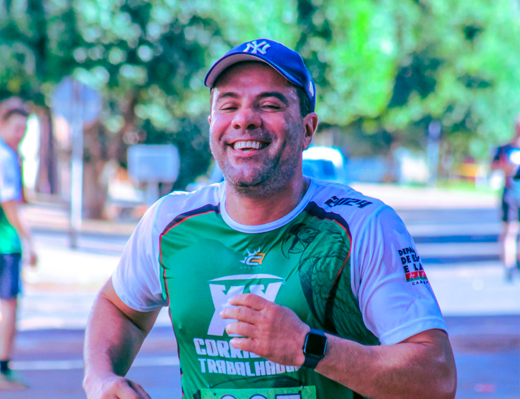 O prefeito André Nezzi cruzando a liinha de chegada na XX Corrida do Trabalhador