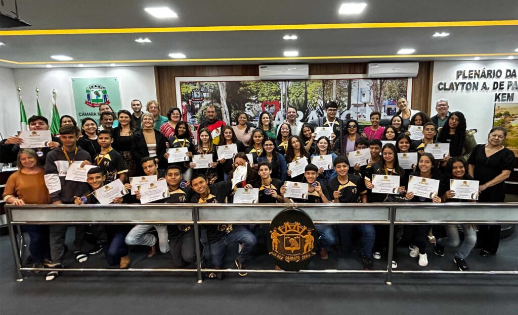 Estudantes e autoridades na solenidade de encerramento da gincana cultural Game do Vale, em Caarapó