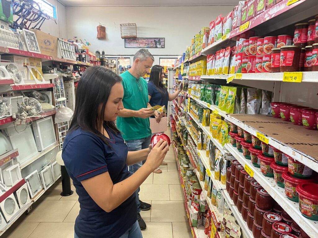 Agentes do Departamento de Vigilância Sanitária realizam fiscalização em estabelecimento comercial de Caarapó