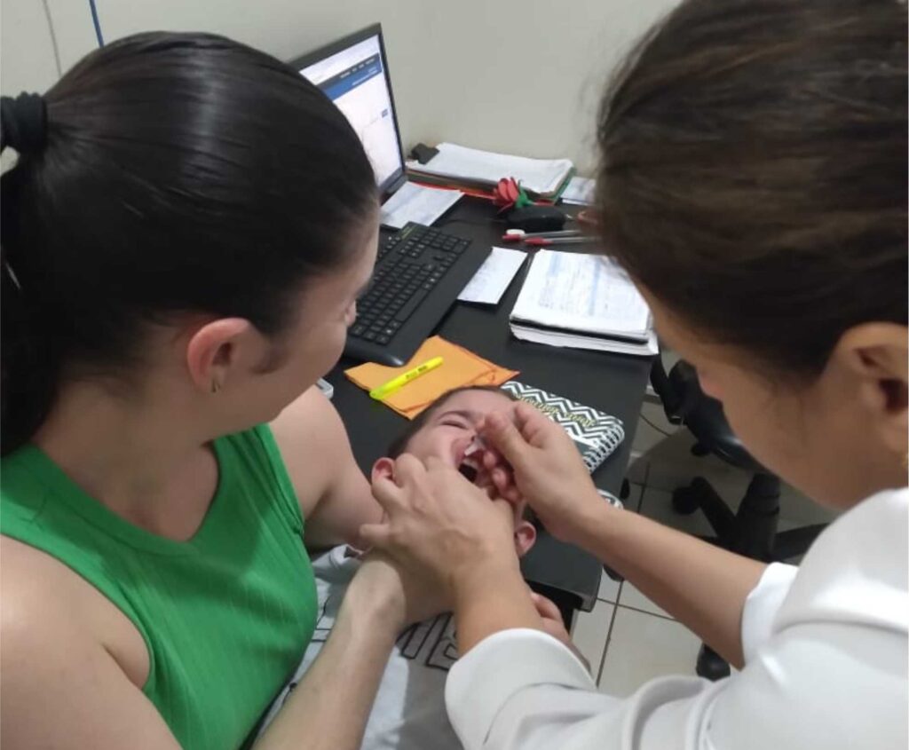 Crianças menores de cinco anos devem receber a gotinha da vacina contra a paralisia infantil